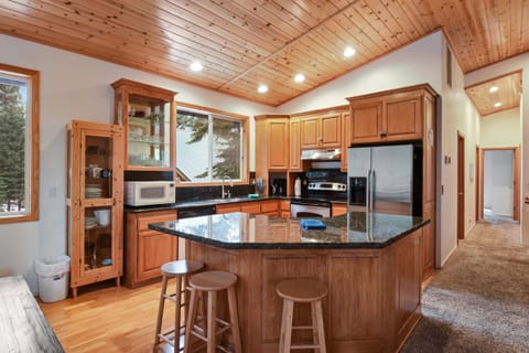 House, Multiple Beds, Hot Tub, Mountain View | Private kitchen | Fridge, microwave, oven, stovetop