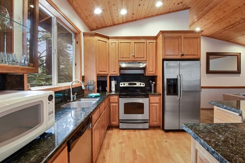 House, Multiple Beds, Hot Tub, Mountain View | Private kitchen | Fridge, microwave, oven, stovetop