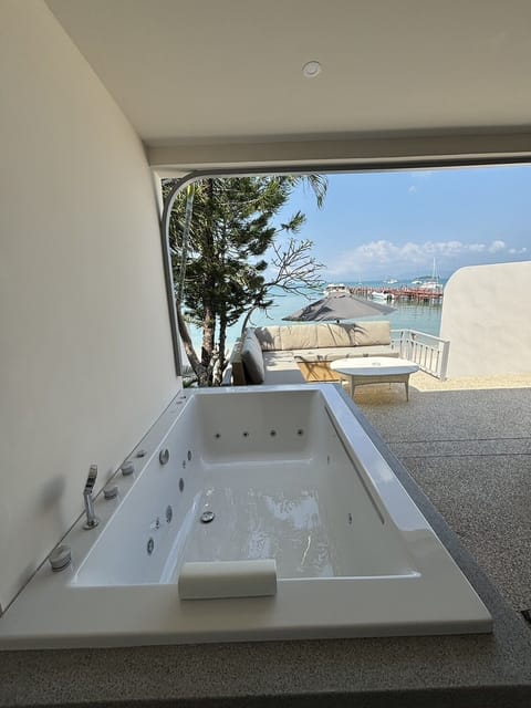 Beach Front Suite with One Way Airport Transfer | Jetted tub