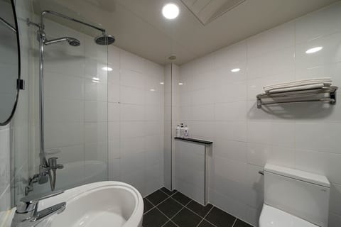 Deluxe Twin Room | Bathroom | Designer toiletries, hair dryer, bathrobes, slippers