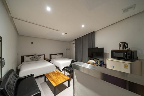 Premium Twin Room | Premium bedding, individually decorated, desk, blackout drapes