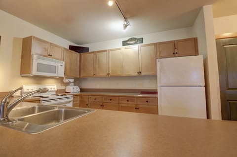 Condo, 1 Bedroom | Private kitchen | Fridge, oven, coffee/tea maker, toaster