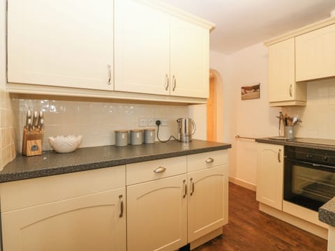 Cottage | Private kitchen | Fridge, dishwasher, electric kettle, toaster