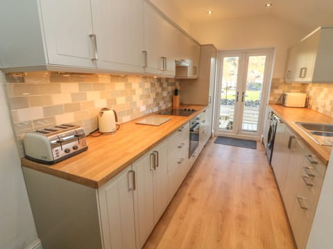 Cottage | Private kitchen | Fridge, dishwasher, electric kettle, toaster