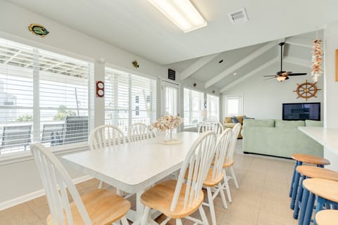 Comfortably sit up to 8 at the dining table