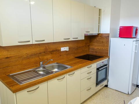 Tap, Kitchen Sink, Cabinetry, Sink, Property, Countertop, Plumbing Fixture, Building, Kitchen, Wood