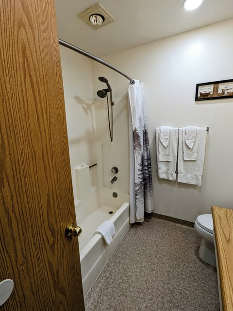 Standard Room | Bathroom | Combined shower/tub, free toiletries, towels, soap