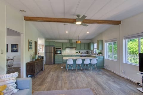 Kitchen with breakfast seating