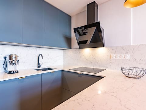 Kitchen Sink, Property, Cabinetry, Sink, Tap, Countertop, Lighting, Interior Design, Wood, Flooring