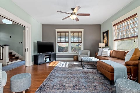 Living room w Samsung smart TV