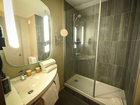 Comfort Room, 1 Double Bed | Bathroom | Shower, eco-friendly toiletries, hair dryer, towels