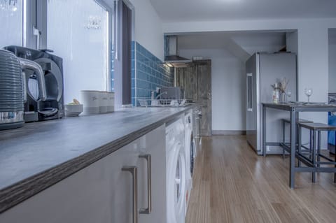 Apartment (1 Bedroom) | Private kitchen | Fridge, microwave, oven, stovetop