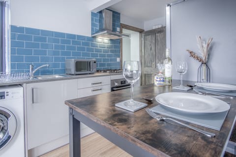 Apartment (1 Bedroom) | Living area | 32-inch flat-screen TV with cable channels, TV