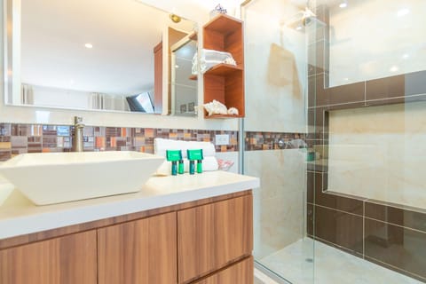 Studio Suite | Bathroom | Shower, free toiletries, towels, soap