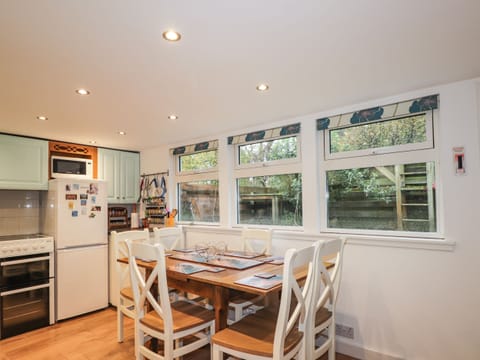 Cottage | Private kitchen | Fridge, cookware/dishes/utensils