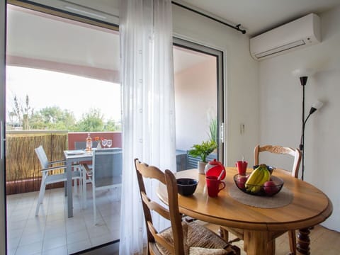 Table, Furniture, Building, Plant, Chair, Flowerpot, Window, Houseplant, Wood, Interior Design