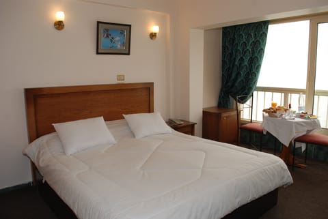 Deluxe Double Room, Beach View | Minibar, desk, soundproofing, free WiFi