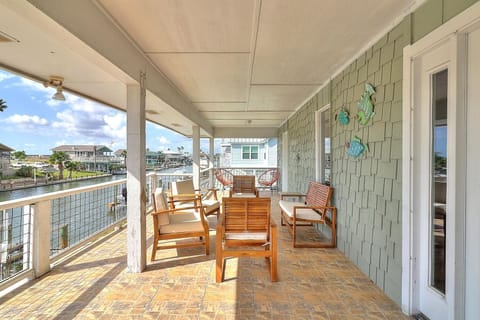 House, 4 Bedrooms | Balcony