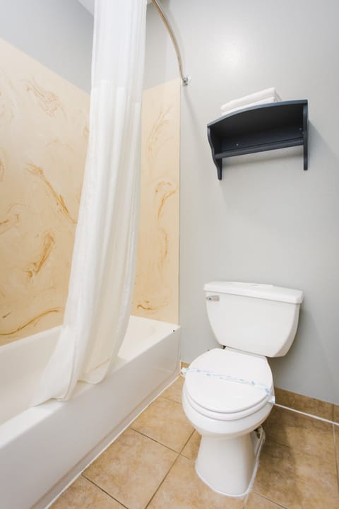 Standard Single Room | Bathroom | Combined shower/tub, towels, soap, shampoo