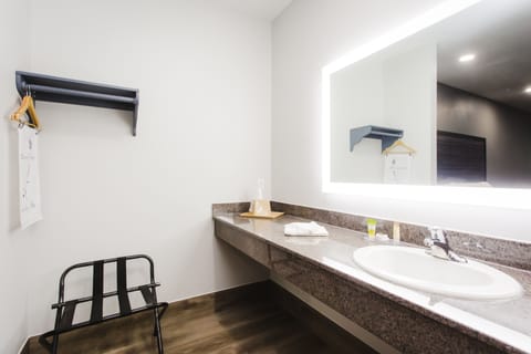 Standard Single Room | Bathroom | Combined shower/tub, towels, soap, shampoo