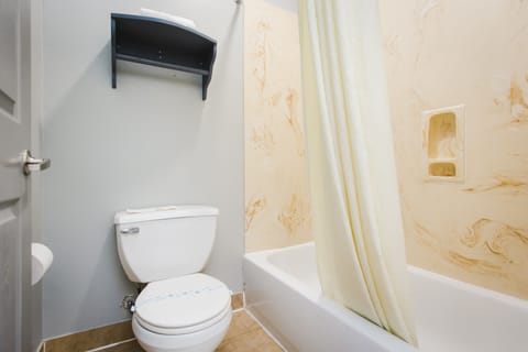 Standard Double Room | Bathroom | Combined shower/tub, towels, soap, shampoo