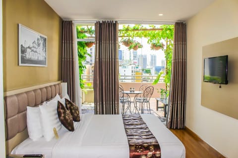 Signature Double Room, 1 Queen Bed, City View | Free minibar items, in-room safe, desk, blackout drapes