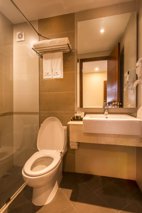 Premium Twin Room | Bathroom | Free toiletries, hair dryer, slippers, towels