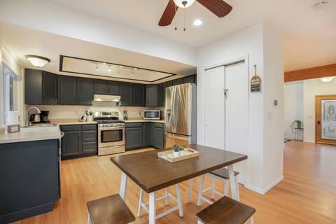 This kitchen's open layout makes it easy to entertain and cook for a crowd.