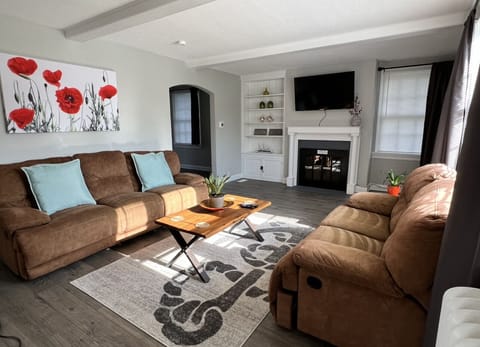 Living room w/50’’ HD Roku TV 