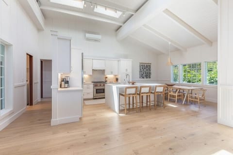 House, 6 Bedrooms | Private kitchen | Fridge, oven, coffee/tea maker, toaster