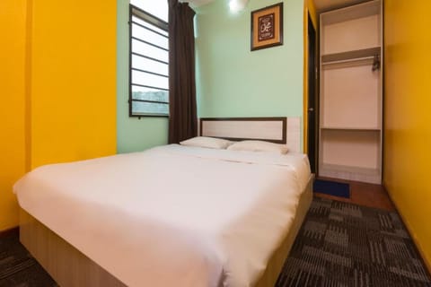 Deluxe Room, 1 Queen Bed | Free WiFi, bed sheets