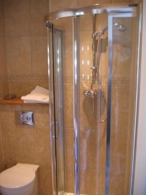 Superior Double or Twin Room, Ensuite (Room 5) | Bathroom | Shower, hair dryer, towels