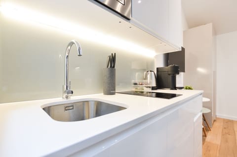 Deluxe Studio Apartment | Private kitchen | Mini-fridge, microwave, stovetop, electric kettle