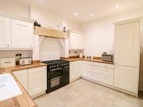 Cottage | Private kitchen | Fridge, dishwasher, electric kettle, toaster