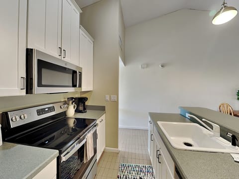 Condo, 1 King Bed, Balcony, Garden View (671 - No Pets Allowed) | Private kitchen | Fridge, microwave, oven, stovetop