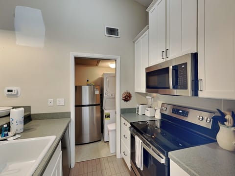 Condo, 1 King Bed, Balcony, Garden View (671 - No Pets Allowed) | Private kitchen | Fridge, microwave, oven, stovetop