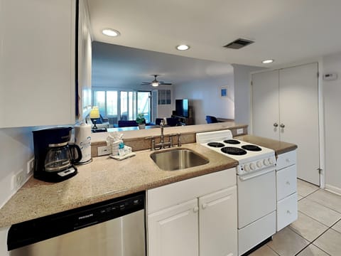 Condo, 1 King Bed, Pool View | Private kitchen | Fridge, microwave, oven, stovetop