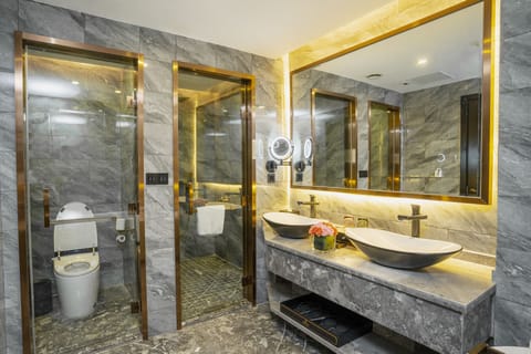 Junior Suite Room | Bathroom | Shower, rainfall showerhead, bathrobes, slippers