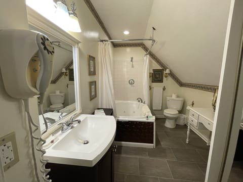 Garden Room (Second Floor) | Bathroom | Combined shower/tub, free toiletries, hair dryer, towels