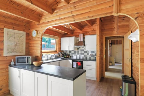 2 Bedroom Lodge with Hot TUB | Private kitchen | Full-size fridge, microwave, oven, stovetop