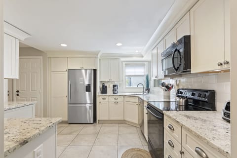 Condo, Multiple Beds, Hot Tub, Golf View | Private kitchen | Fridge, microwave, oven, stovetop