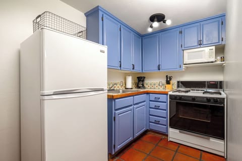 Classic Apartment | Private kitchen | Microwave, coffee/tea maker