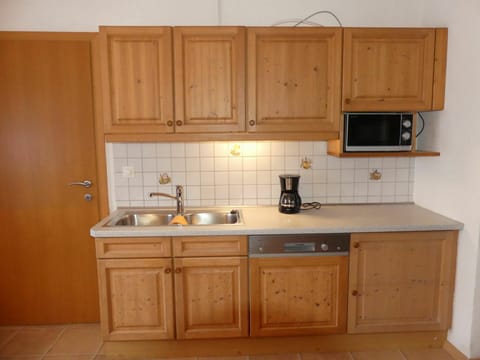 Brown, Countertop, Cabinetry, Kitchen Sink, Sink, Tap, Furniture, Property, Building, White