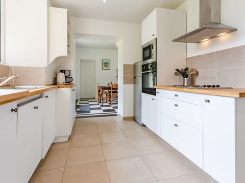 Sky, Mountain, Daytime, Building, Plant, Natural Landscape, House, Vegetation, Highland, Tree