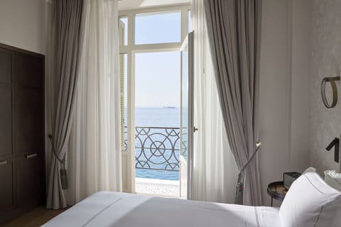 Mediterranee Grand Suite Sea Front | Hypo-allergenic bedding, minibar, desk, blackout drapes