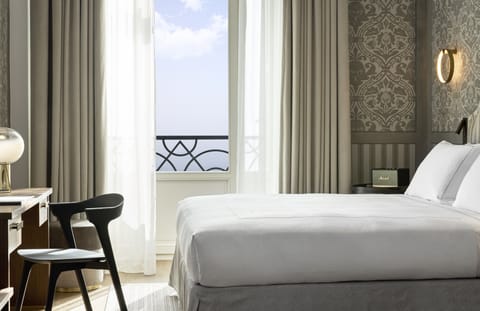 Junior Suite Sea Front with Balcony | Hypo-allergenic bedding, minibar, desk, blackout drapes