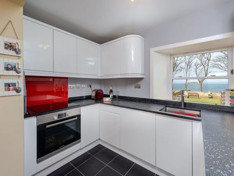 Cottage | Private kitchen | Fridge, microwave, oven, stovetop