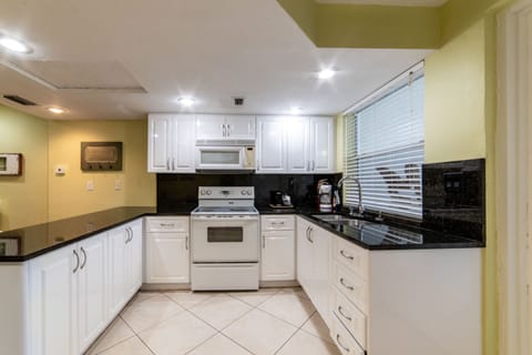 Family Studio Suite, Kitchen | Private kitchen | Microwave