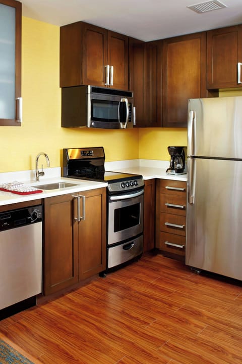 Full-size fridge, microwave, stovetop, dishwasher