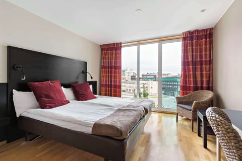 Standard Room, 1 Double Bed, Non Smoking | Pillowtop beds, in-room safe, desk, blackout drapes